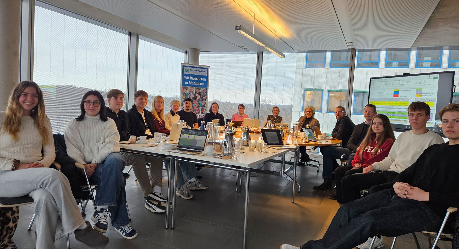 Jurysitzung: alle Teilnehmenden sitzen am runden Tisch