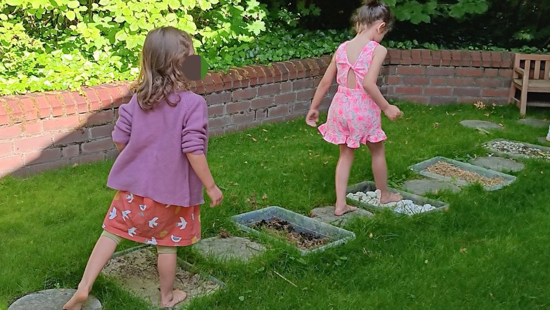 Barfuß die Welt entdecken - Projekt des Monats Juli 2025 im Bildungsprojekt "von klein auf"  Barfuß die Welt entdecken - Projekt des Monats Juli 2025 im Bildungsprojekt "von klein auf"