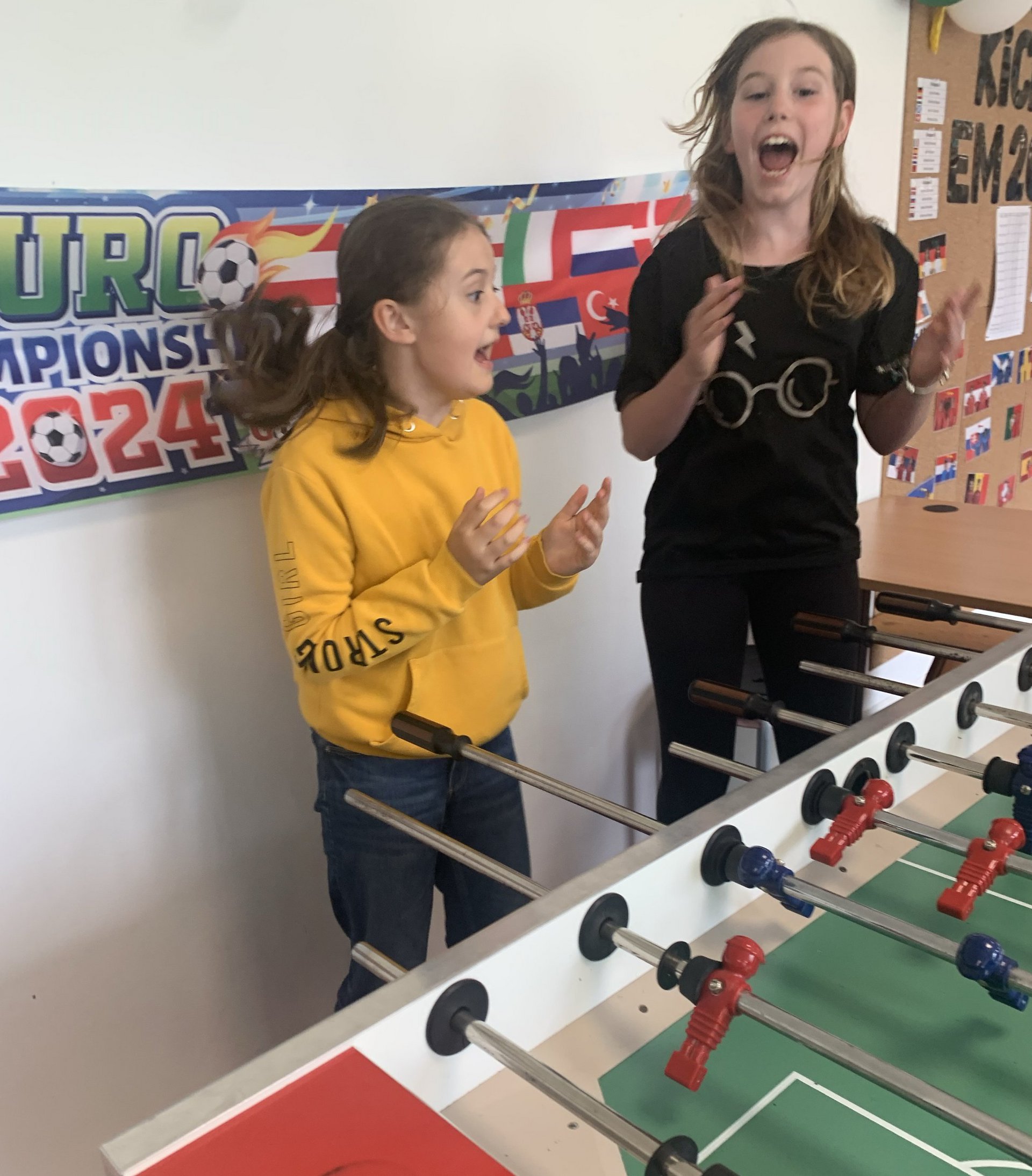 Die Mädchen des Schulkinderhaus Walburgisschule in Werl kicken bei einem Tischkicker-Turnier gegen Stereotypen an.