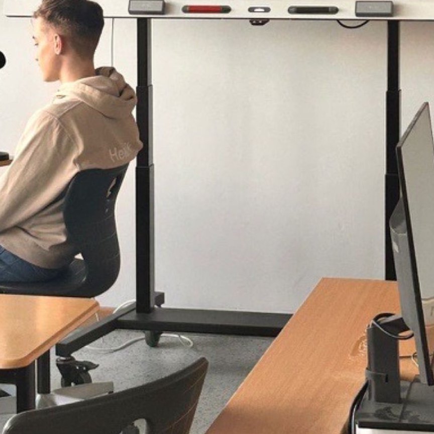 Schüler sitzt vor einem Mikrofon für eine Podcast-Aufnahme: Projekt des Monats im Bildungsprojekt "von klein auf"