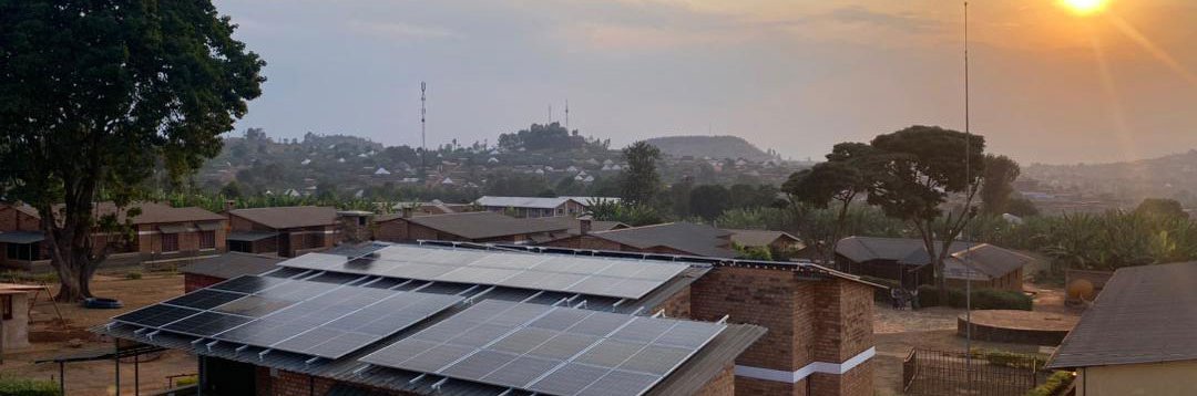 Gelsenwasser-Stiftung hilft, eine Solaranlage im SOS-Kinderdorf Gitega aufzustellen