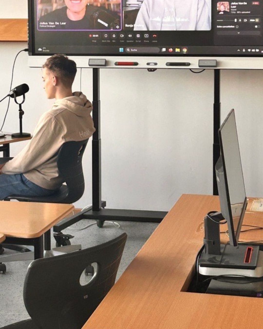 Schüler sitzt vor einem Mikrofon für eine Podcast-Aufnahme in der Schule.